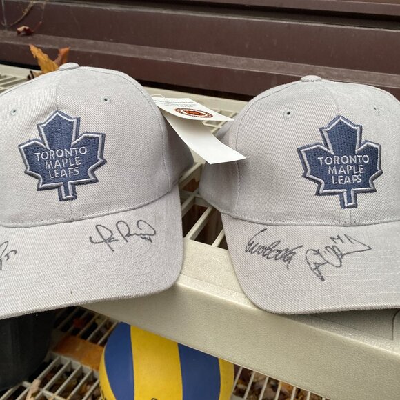 2X AUTOGRAPHED SIGNED Toronto Maple Leafs Hats BNWT Svoboda MacLean Darby Yanic - Picture 1 of 9